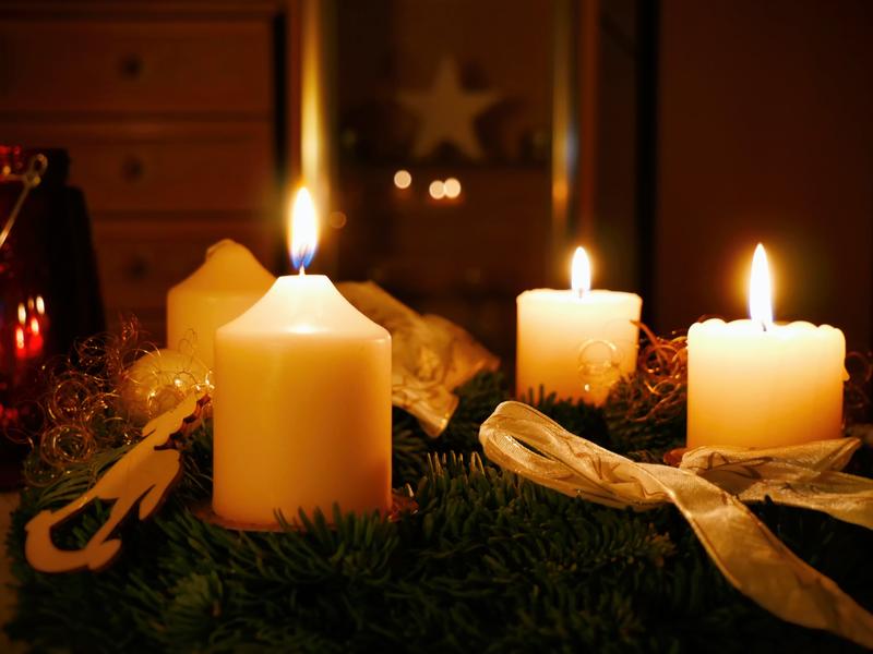 Adventní věnec se zapálenými svíčkami